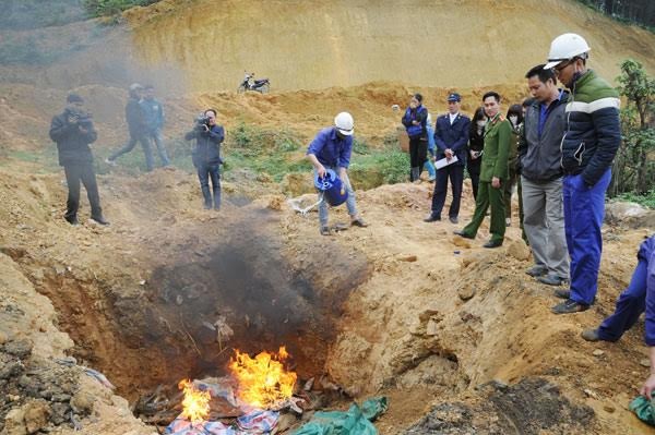 Bắt giữ và tiêu hủy hơn 1 tấn cá tầm nhập lậu từ Trung Quốc - 1
Lực lượng chức năng tỉnh Lào Cai tổ chức tiêu hủy toàn bộ số cá tầm Trung Quốc nhập lậu bị thu giữ trong ngày 10/2/2017. Ảnh Báo Lào Cai điện tử