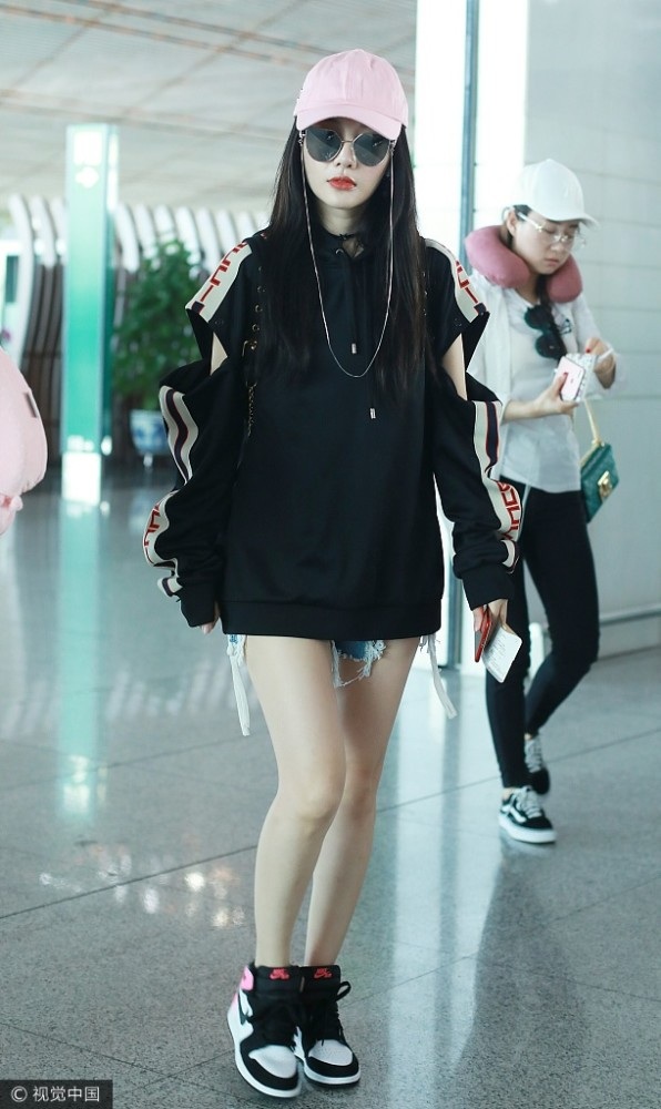 
Lý Tiểu Lộ kết hôn với nam diễn viên Giả Nãi Lượng vào năm 2012 sau hai năm hẹn hò. Cặp đôi nhanh chóng đón con gái đầu lòng vào cuối năm 2012. Vợ chồng Lý Tiểu Lộ được xem là một trong những cặp đôi hot và hạnh phúc nhất làng giải trí Hoa ngữ.
