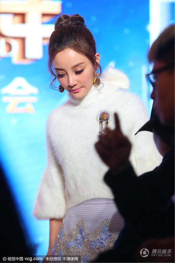 "Gái hai con" Lý Tiểu Lộ sành điệu với áo không quần - 9