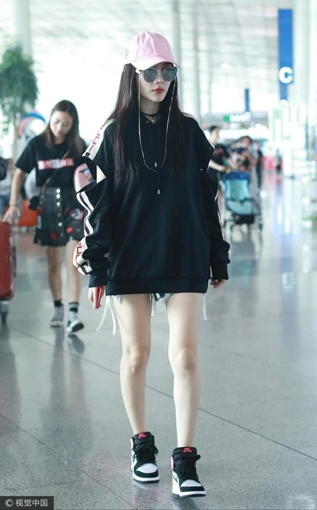 
Bà mẹ nổi tiếng lăng xê phong cách áo không quần. Nhiều người nhầm cô như một cô gái tuổi đôi mươi chứ không phải là một bà mẹ ngoài 30 tuổi.
