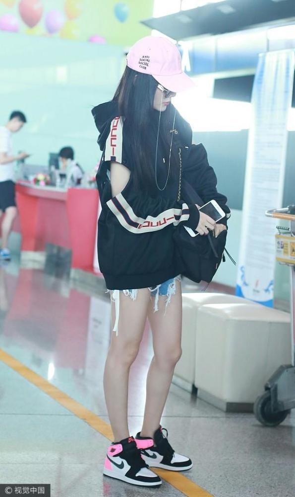 "Gái hai con" Lý Tiểu Lộ sành điệu với áo không quần - 2