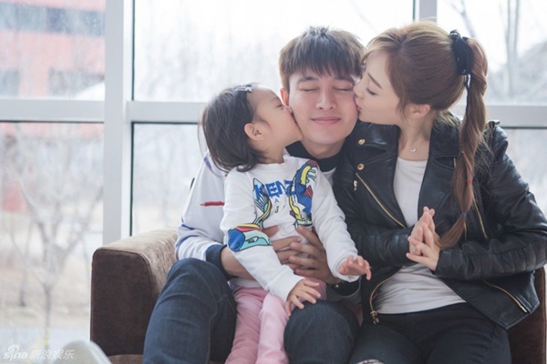 
Sau 5 năm chung sống, họ có với nhau hai mặt con. Kể từ khi kết hôn, Lý Tiểu Lộ đã giảm bớt cường độ hoạt động nghệ thuật, tập trung chăm sóc gia đình. 
