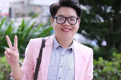 Showbiz Việt “bội thực" những ca “đập mặt xây lại”, lộ ảnh mộc xấu “thảm hại” - 2
Đức Phúc đăng quang “Giọng hát Việt năm 2015” và là học trò cưng của ca sĩ Mỹ Tâm. Nam ca sĩ sở hữu chất giọng được giới chuyên môn đánh giá cao thế nhưng ngoại hình “trung bình” luôn khiến anh bận tâm. Đứng trước áp lực, anh đã quyết tâm giảm cân và quyết định tham gia một chương trình về phẫu thuật thẩm mỹ và có cú “lột xác” khó tưởng tượng nổi.