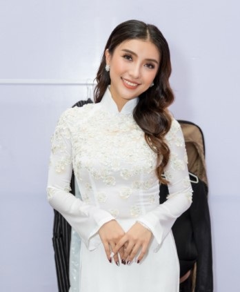 Sao Việt gửi lời chúc năm mới tới độc giả Dân trí - 11 Tiêu Châu Như Quỳnh mến chúc độc giả luôn ngập tràn niềm vui, hạnh phúc và thành công. Trân trọng cảm ơn quý độc giả đã luôn yêu thương Như Quỳnh. Hy vọng trong năm 2018 quý độc giả sẽ tiếp tục dõi theo những bước đi của Tiêu Châu Như Quỳnh.