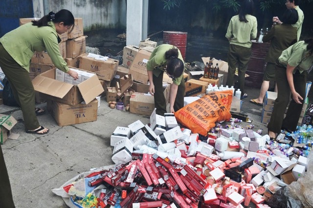 Nhiều cán bộ công chức bán "hàng xách tay" không rõ nguồn gốc - 3 Chi cục quản lý thị trường Nghệ An tiểu hủy lô mỹ phẩm không rõ nguồn gốc xuất xứ (ảnh Hoàng Thái)