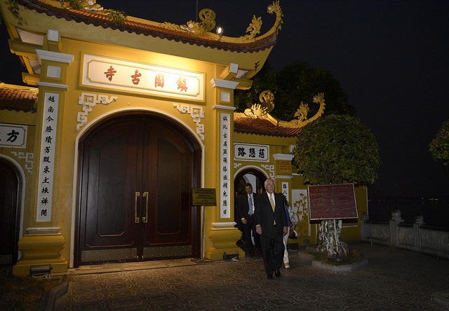 Ngoại trưởng Mỹ thăm di tích lịch sử nhà tù Hỏa Lò, chùa Trấn Quốc - 6
Ngoại Trưởng Mỹ còn đến thăm chùa Trấn Quốc (Ảnh: Bộ Ngoại giao Mỹ)