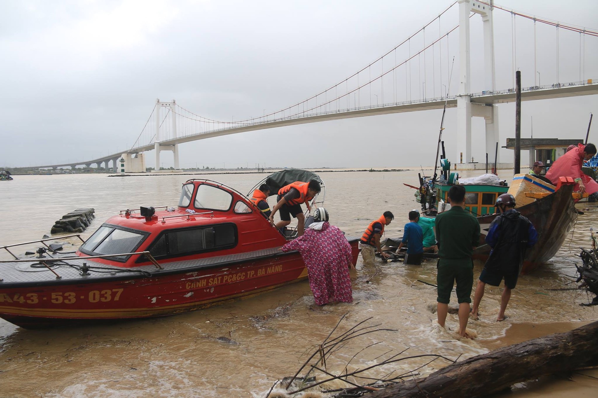 Vụ 3 thanh niên rủ nhau nhảy cầu: Nỗi đau đớn của người mẹ - 2 Lực lượng chức năng đã tìm thấy thi thể của Võ Ngọc L.