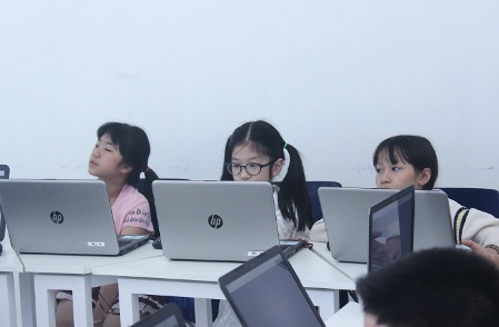 Truyền cảm hứng học tập cho con theo cách của mẹ Do Thái - 2 Phương pháp Time to Know cho trẻ trải nghiệm bài học một cách độc lập trên máy tính.