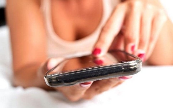 Bé trai 5 tuổi bị cảnh sát thẩm vấn vì... gửi ảnh sex qua mạng xã hội - 1 Ngày càng nhiều đứa trẻ ở Anh tự chia sẻ những hình ảnh khỏa thân của chính mình cho người khác qua mạng xã hội và các ứng dụng nhắn tin (Ảnh minh họa)