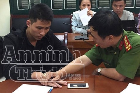 
Đối tượng Phạm Thanh Tùng giữ im lặng trong suốt quá trình di lý từ Chương Mỹ về phòng CSHS - CATP Hà Nội
