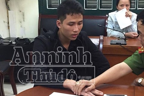 Kẻ thủ ác bất ngờ hoàn toàn khi Đại tá Phương đặt tay lên tay mình