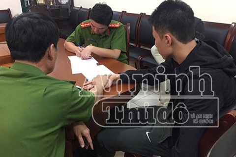 Và trong suốt quá trình thẩm vấn, bàn tay Đại tá Vũ Minh Phương không rời tay hung thủ