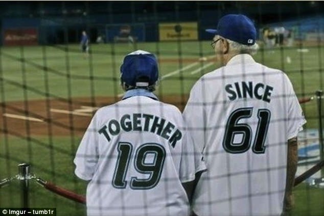 
Một cặp đôi cho thấy họ đã sống trọn vẹn bên nhau suốt hơn 50 năm cuộc đời thế nào. Và câu chuyện tình yêu vẫn cứ tiếp diễn.
