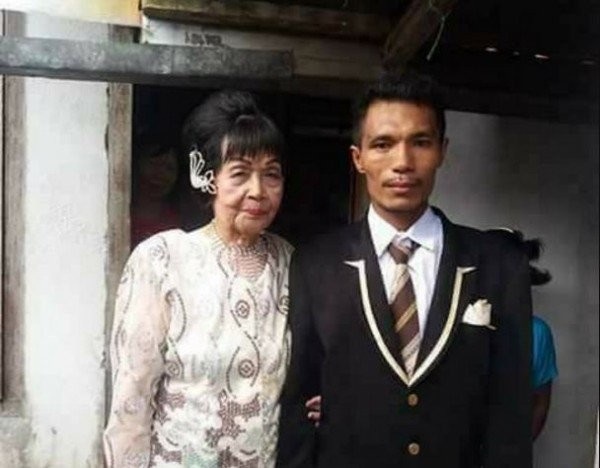 Gọi nhầm số, chàng trai 28 tuổi nên duyên với cụ bà 82 tuổi - 2 Cặp vợ chồng chênh lệch tuổi tác này trong bộ lễ phục của ngày cưới