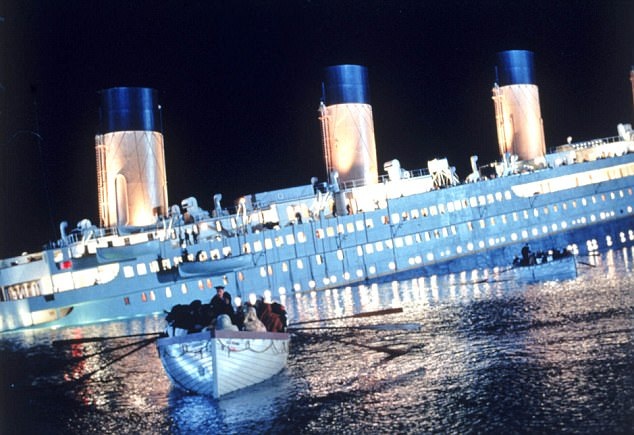 Khám phá xác tàu Titanic "huyền thoại" dưới lòng đại dương với giá 2,3 tỷ đồng - 8 Cảnh đắm tàu Titanic được Hollywood dựng lại trong bộ phim năm 1997