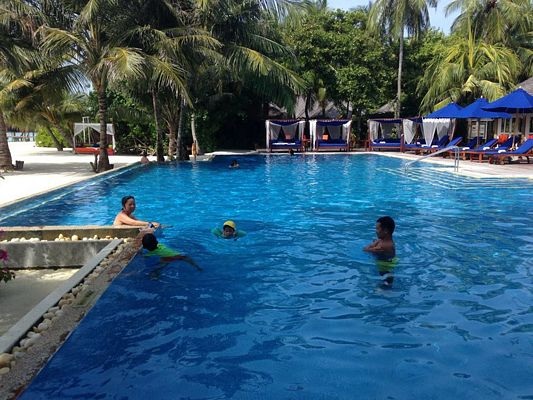 Chinh phục "nàng tiên cá" trên Ấn Độ Dương - 10 Sau đó thoải mái bơi lội tại các bể bơi gần bờ...
