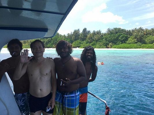 "Du hí" thiên đường biển đảo Maldives: Khi giấc mơ trong tầm tay (Kỳ 1) - 6 Thủy thủ đoàn là cư dân đảo Maafushi rất thân thiện, chu đáo trong hành trình đưa nhóm du khách Việt đi lặn biển ngắm san hô và cá heo.