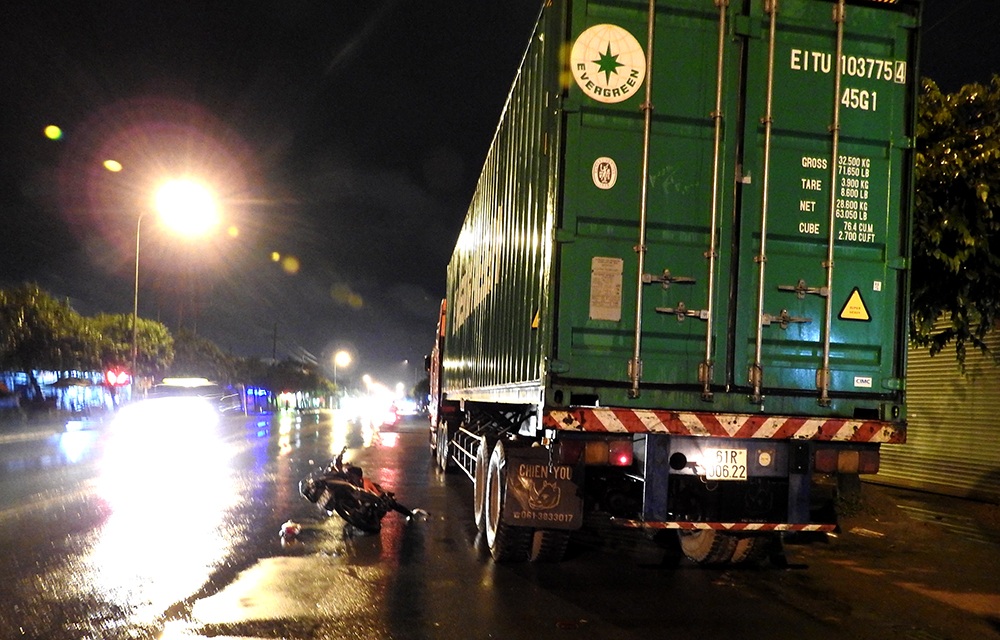 Va chạm với xe container, một cựu quân nhân nguy kịch - 1 Va chạm với xe container, một cựu quân nhân nguy kịch - 1