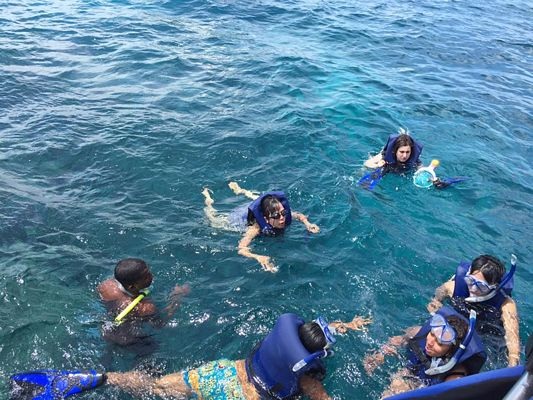 "Du hí" thiên đường biển đảo Maldives: Khi giấc mơ trong tầm tay (Kỳ 1) - 7 Với ống thở và cặp kính lặn, du khách nào (kể cả các bé) đều có thể lặn biển ngắm san hô và cá dưới sự hỗ trợ của nhóm rái cá biển cũng là thủy thủ đoàn người địa phương.