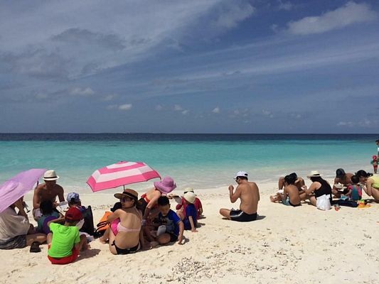 Chinh phục "nàng tiên cá" trên Ấn Độ Dương - 5
Bữa trưa độc đáo tại Sandbank dưới cái nắng chói chang (đồ ăn khá ngon đựng trong thùng giữ nhiệt, được các thủy thủ kéo theo khi bơi vào bờ)
