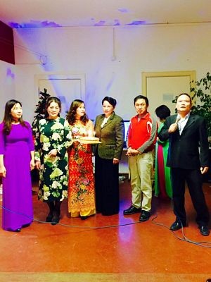 
Các chị em đồng hương Việt Nam nhẹ nhàng xúng xính áo dài thật đẹp dịp Giáng sinh 2016

 
