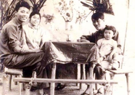 Mối tình "màu xanh áo lính" - 1 Anh Ngô Văn Quý (ngoài cùng bên trái), cô giáo Phạm Thị Hải Ấm (thứ 2 bên trái) và con gái Hoài Liên cùng một người đồng đội tại chiến trường khu 8. (Ảnh chụp khoảng năm 1973).