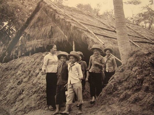 Thầy dạy chúng em biết mơ ước thành người - 2
Những bức ảnh đen trắng thật trân quí về kí ức thời sự của lịch sử chiến tranh dù nay đã lùi xa, vẫn mãi mãi là những bài ca không quên đi cùng năm tháng!
