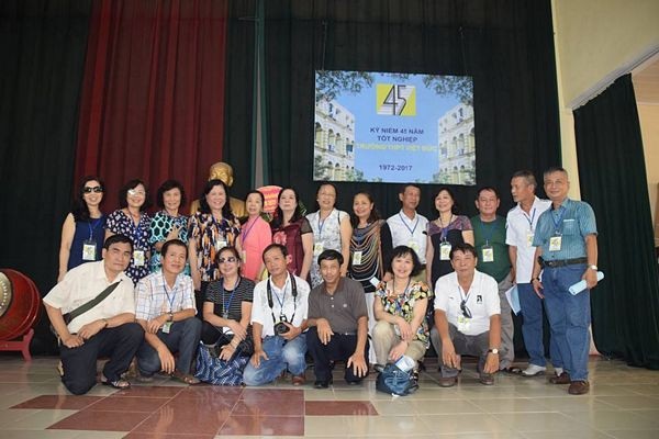 Thầy dạy chúng em biết mơ ước thành người - 4
Nhà giáo Trần Thanh Thu (người đứng giữa hàng thứ 2) trong ngày trở về Hà Nội gặp gỡ các cựu học sinh trường Việt - Đức tháng 7/2017.