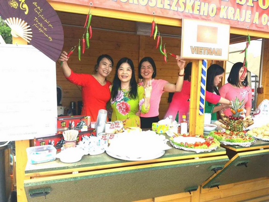Chị em người Việt ở Czech hội tụ trong ngày hội ẩm thực dân tộc Việt Nam ở Karviná, Ostrava.