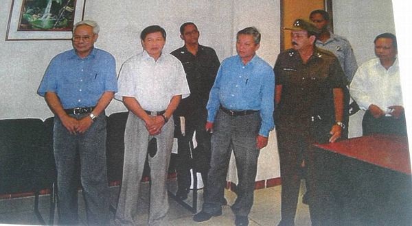 Mối tình "màu xanh áo lính" - 7 Ghé Sứ quán Việt Nam tại Cuba trên đường từ Mexico trở về (ảnh Quý đứng thứ 4 từ trái sang)