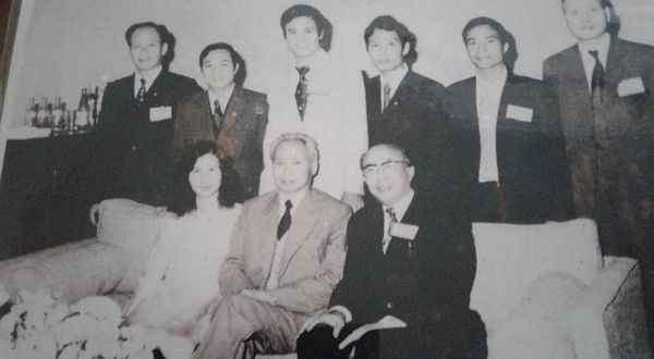 Mối tình "màu xanh áo lính" - 5 Sứ quán Việt Nam tại Mexico đón đoàn bác Phạm Văn Đồng (anh Ngô Văn Quý đứng ở hàng sau, thứ tư từ trái sang).
