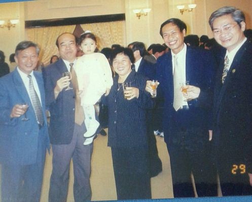 Mối tình "màu xanh áo lính" - 4 Hai vợ chồng ông Ngô Văn Quý (ngoài cùng bên trái) và cô giáo Hải Ấm (giữa) dự liên hoan cùng Thứ trưởng Bộ GD-ĐT Lê Vũ Hùng.