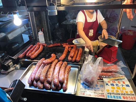 "Đặc sản" Gió ở nơi ngắm hoàng hôn đẹp nhất xứ Đài - 8 Xúc xích Sĩ Lâm ngon, mềm, béo.