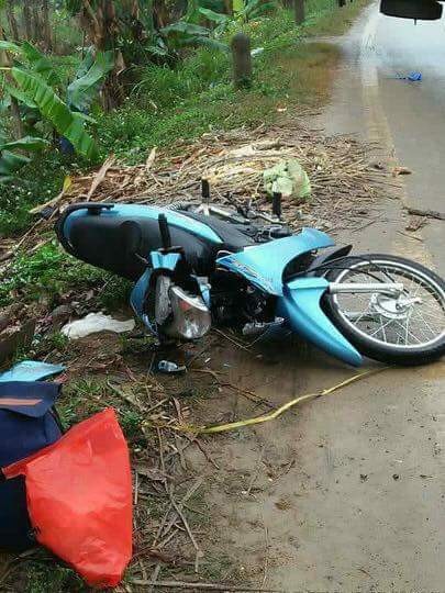 Tai nạn giao thông liên hoàn, 3 mẹ con thương vong - 4
Chiếc xe máy của nạn nhân vỡ nát, tại hiện trường