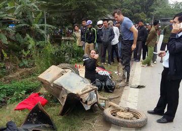 
Chiếc xe 3 bánh do một người Mỹ cầm lái nát bét sau vụ va chạm.
