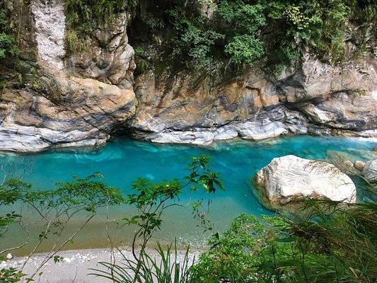 "Đặc sản" Gió ở nơi ngắm hoàng hôn đẹp nhất xứ Đài - 5 Nước suối xanh trong như ngọc dù trời hôm đó không có nắng.