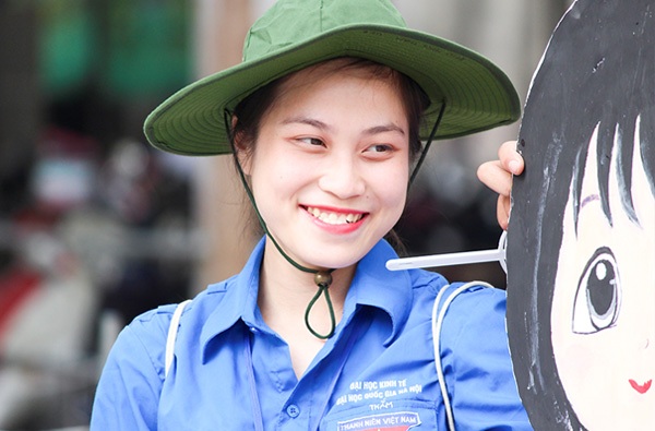 Nụ cười thiếu nữ tình nguyện xua tan nắng nóng mùa thi - 5
Sự niềm nở nhiệt tình hướng dẫn các bạn học sinh bước vào phòng thi.
