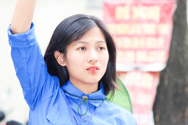 Nụ cười thiếu nữ tình nguyện xua tan nắng nóng mùa thi - 8
Các bạn tình nguyện viên nhiệt tình giúp đỡ các thí sinh.