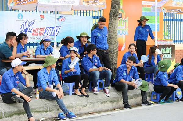 Nụ cười thiếu nữ tình nguyện xua tan nắng nóng mùa thi - 9
Dù thời tiết khá oi bức nhưng các bạn tình nguyện viên vẫn túc trực tại các điểm thi để sẵn sàng giúp đỡ phụ huynh và học sinh.
