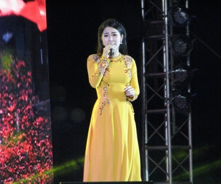 Bolero “say” lòng người đất Tây Đô những ngày giáp Tết - 4 Á quân bolero Tố My đầy tâm sự với Duyên phận, Tâm sự ngày xuân và Tết nay xa mẹ.