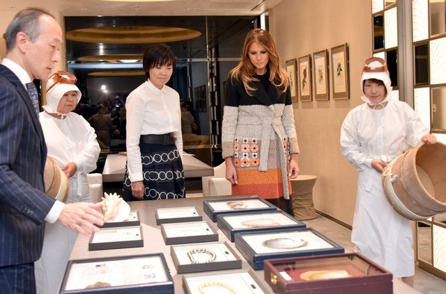 Tổng thống Trump: Mỹ coi Nhật Bản là đồng minh quan trọng - 11
Hai Đệ nhất phu nhân thăm cửa hàng ngọc trai Mikimoto ở Tokyo.