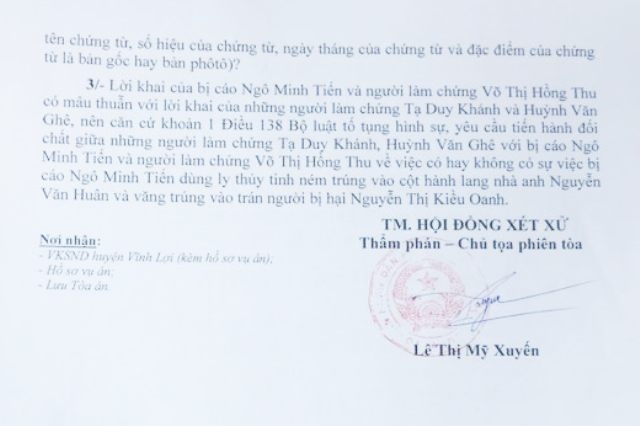 “Dùng ly thủy tinh ném mẹ nhưng trúng con”: Tòa trả hồ sơ để điều tra bổ sung! - 2 Quyết định trả hồ sơ vụ án Cố ý gây thương tích cho Viện kiểm sát để điều tra bổ sung của TAND huyện Vĩnh Lợi.