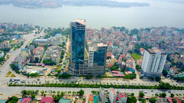 
Tòa nhà gồm hai khối nhà 27 tầng và 16 tầng hiện đại đang thành hình bên hồ Tây sẽ là khu hành chính tập trung đầu tiên của Hà Nội, dự kiến sẽ là trụ sở của 8 sở, ngành của thành phố từ cuối năm 2017. (Ảnh: Toàn Vũ)
