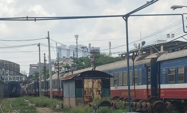 
Công ty CP Vận tải đường sắt Hà Nội (Haraco) đang chủ trương đấu giá hàng trăm toa tàu cũ vì không có nhu cầu sử dụng. Nghịch lý là dù rao giá rất rẻ (khởi điểm 7,3 tỷ đồng) nhưng không có người mua, thậm chí Haraco phải tính… cân sắt vụn!
