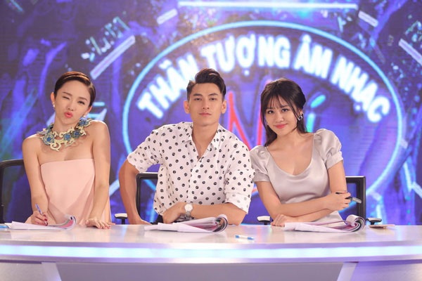 “Nhức mắt” với xiêm y hớ hênh, kì dị của sao Việt trên ghế nóng - 3 Tóc Tiên (ngoài cùng bên trái) bị cho là mặc trang phục chưa phù hợp tại chương trình cho thiếu nhi.