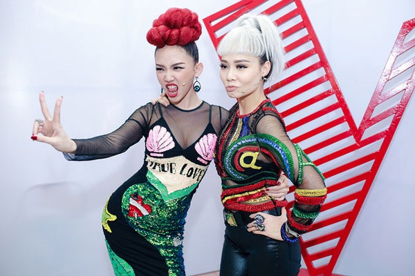 Ăn mặc hớ hênh, kì dị trên ghế nóng: Cá tính hay “trò lố”? - 1 Ca sĩ Tóc Tiên và ca sĩ Thu Minh trong những tập đầu tiên của chương trình The Voice 2017.
