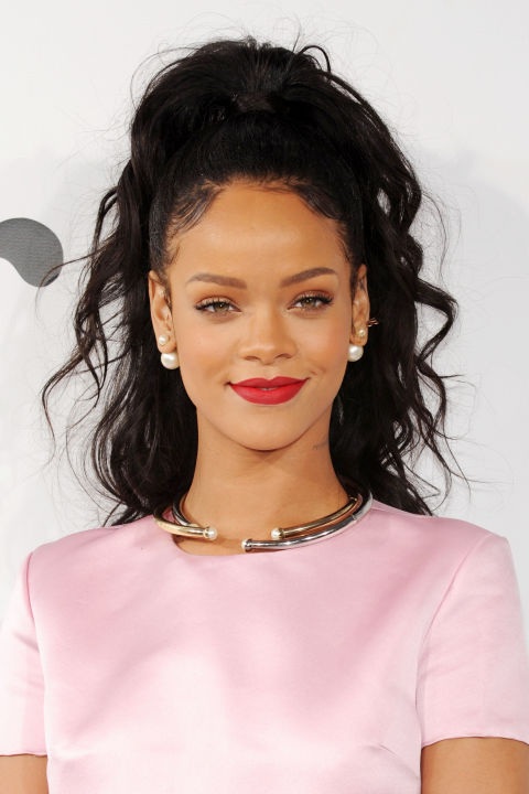Người đẹp Hollywood “biến hóa” với tóc buộc sành điệu - 7
Rihanna