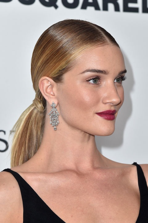 Người đẹp Hollywood “biến hóa” với tóc buộc sành điệu - 8
Rosie Huntington-Whiteley