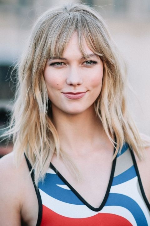 
Karlie Kloss năng động với tóc mái bằngmàu vàng tro
