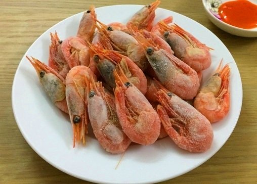 Ăn siêu sạch: Chị em săn tôm Bắc Cực sống dưới băng tuyết 1.000 mét - 1
Nhiều bà nội trợ phát cuồng vì tôm Bắc Cực